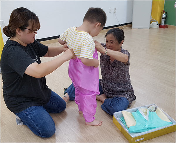 드림스타트 아동이 선물받은 한복을 입어보고 있다.