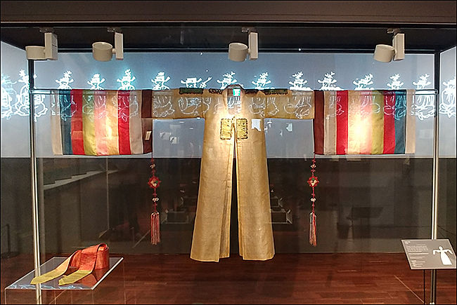 여령(女伶) 곧 궁중 연회나 의식에서 춤을 추고 노래를 하던 여성의 복식 – 몽두리, 대대, 한삼