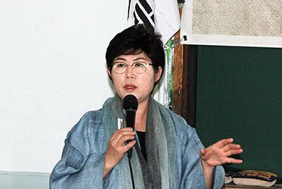 강연을 하는 한일문화어울림연구소 이윤옥 소장