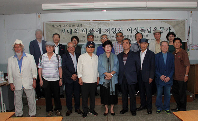 강연 끝나고 기념촬영
