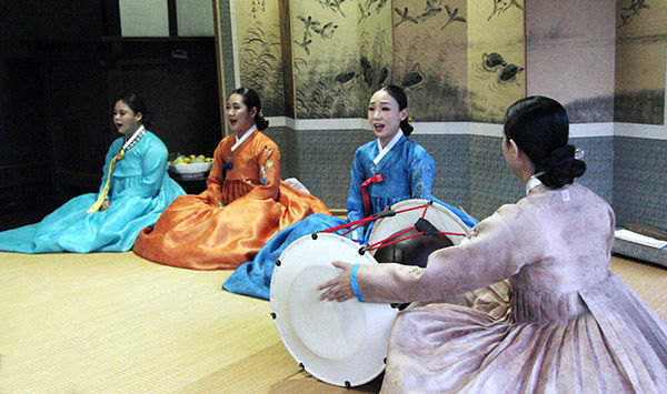 유지숙 명창(맨 오른쪽)이 제자 김유리ㆍ류지선ㆍ전소현(오른쪽부터)과 함께 공연하는 모습