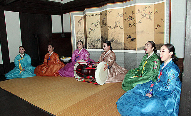 이나라ㆍ장효선ㆍ김유리ㆍ류지선ㆍ전소현과 함께 '축원경’을 부르는 유지숙 명창(가운데)