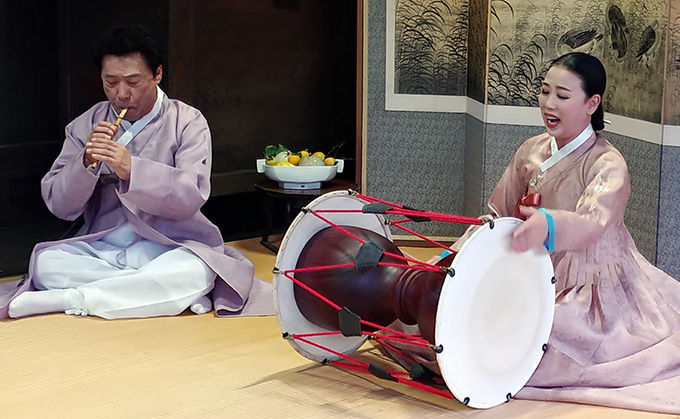 최경만 명인의 피리 반주에 맞춰 서도시창(西道詩唱) ‘관산융마’를 부르는 유지숙 명창