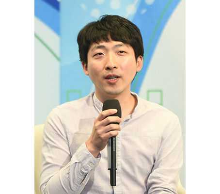 우승 대담을 하고 있는 홍성지 9단