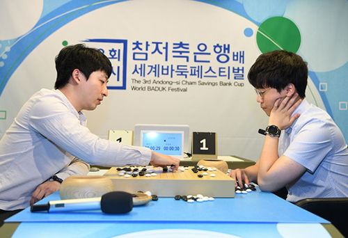 홍성지 9단(왼쪽)이 승리 뒤 신민준 9단과 국후감상을 나누고 있다.