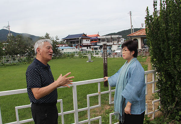 정유재란 당시 희생당한 사람들이 묻혀있던 원래 만인의사 무덤 자리에는 푯말이 세워져 있고 만인의총은 현재 이곳에서 멀지 않은 곳에 조성되어있다.일제가 이곳을 훼손하고 구 남원역을 세운 경위를 설명하는 하진상 남원사회봉사단체협의회 부회장과 기자