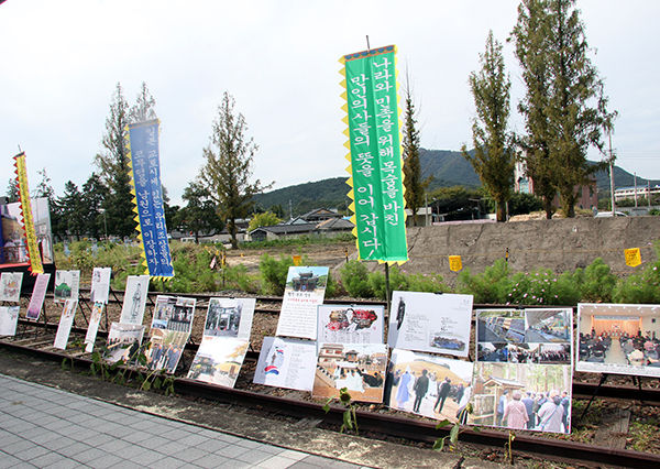 이날 추모문화제에는 남원성 전투와 정유재란 당시 자료 전시가 철길에 전시되었다.