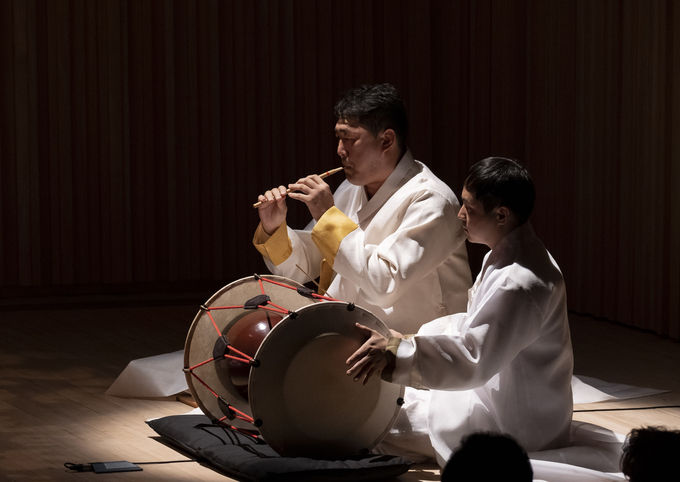 반주를 하는 피리 최광일, 장구 김민우