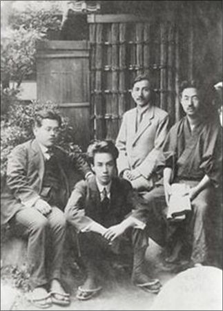 27살 때(1919) 찍은 사진, 왼쪽에서 두 번째가 아쿠타가와 류노스케