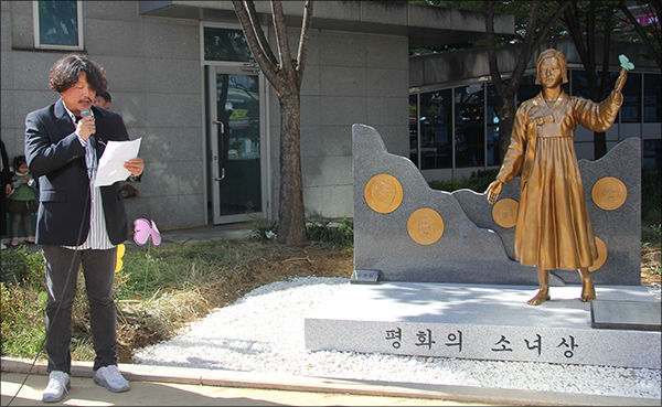 '영등포 평화의 소녀상'에 담긴 의미를 설명하는 제작자 손권일 작가