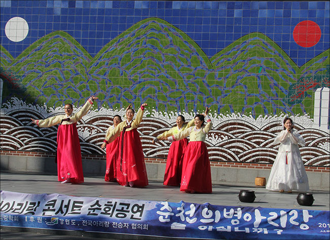 ‘사할린아리랑춤’을 선보인 사할린아리랑무용단 박영자 단장과 회원들