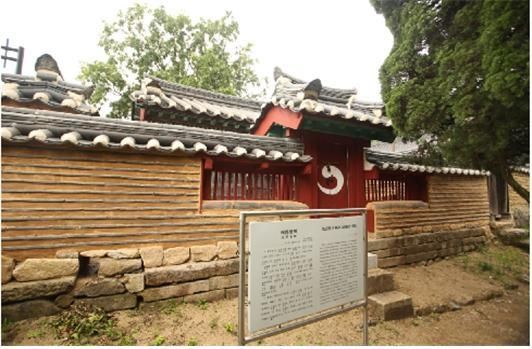 어서각(御書閣) : 회재 이언적 선생의 아들 이전인이 1554년에 아버지의 친필 저서와 중종․인종․명종 임금의 유서 등을 보존하기 위해 세운 서고