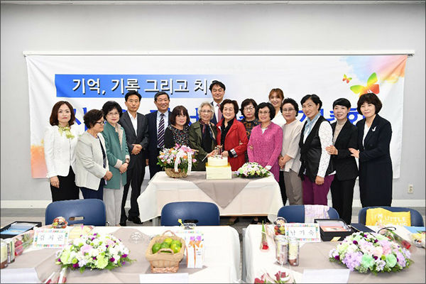 ‘나를도서관’ 시니어 자서전 문화프로그램을 통해 자서전을 펴낸 사람들과 하남시 관계자들