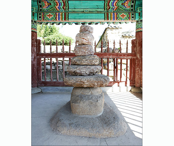 김해 수로왕비릉의 '파사석탑(婆娑石塔)'