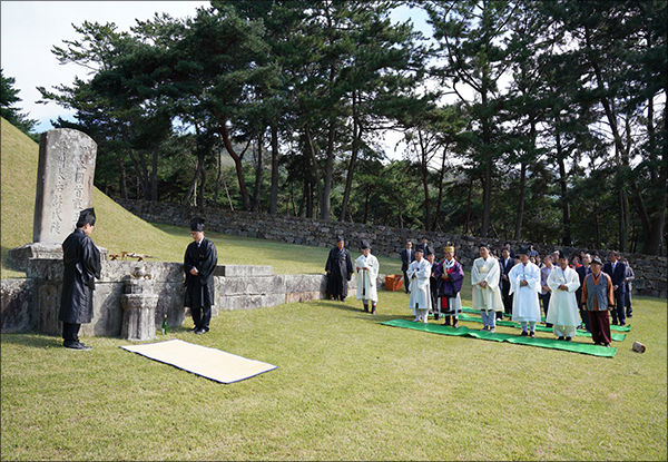 수로왕비릉에서 파사석탑 이전을 고하는 모습