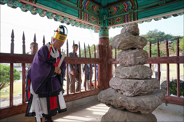 파사석탑에서 참배하는 모습