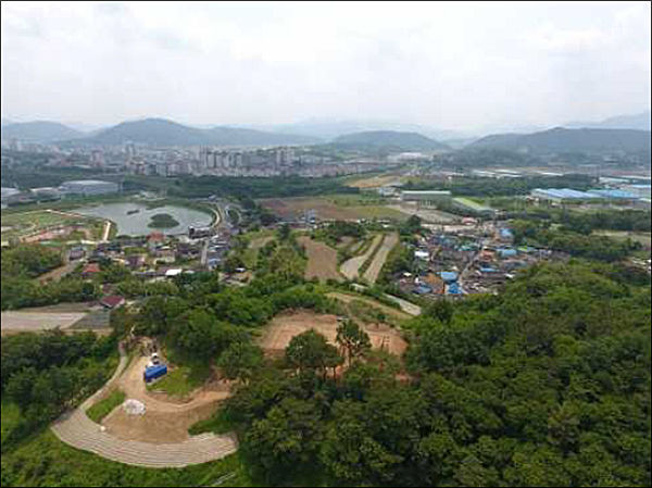 북쪽 봉산산성에서 바라본 「함안 가야리 유적