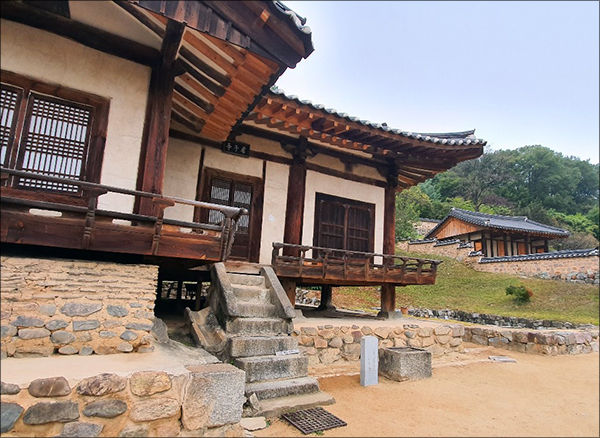 훈장증을 걸어 둔 군자정 모습