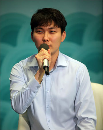 대국 뒤 우승 소감을 말하는 박정환 9단