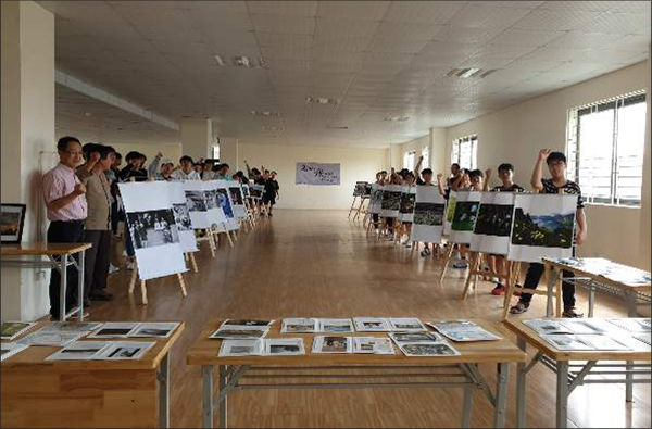 하노이 에베레스트 스쿨 한국국제학부 학생이 작품을 앞에 놓고 "100주년 기념"을 외치고 있다.