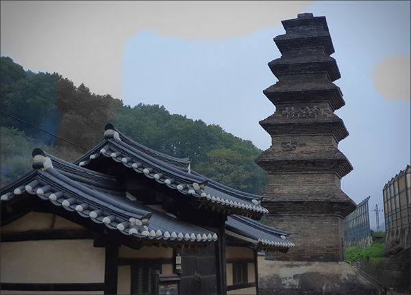 안동 법흥사(法興寺)터 칠층전탑(七層塼塔) 왼쪽으로 임청각 모습이 보이고 있다.