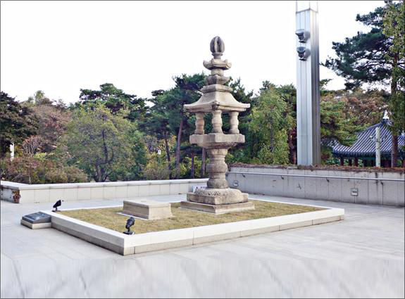 야외전시장에 다시 세운 개성 현화사 석등