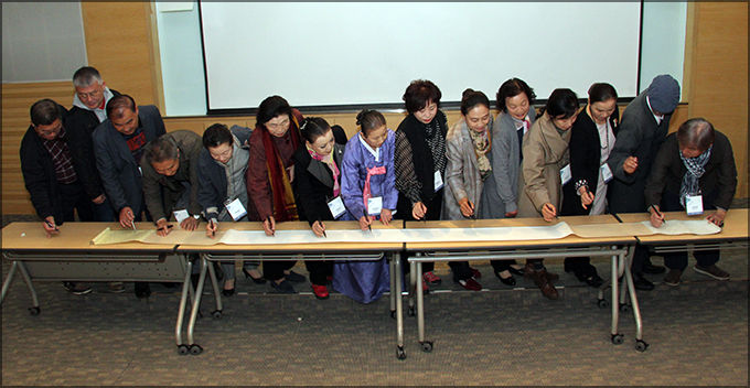 행사 성공을 기원하는 고유문 서명을 하는 진옥섭 이사장(오른쪽 끝)과 각 전승자 단체 대표들