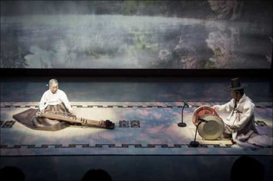 국가무형문화재 제23호 가야금산조 및 병창 - 보유자 이영희(왼쪽)