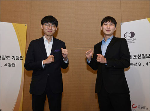 4년 만에 한국의 LG배 우승을 결정지은 신진서 9단(왼쪽)과 박정환 9단이 기념촬영에서 포즈를 취하고 있다.