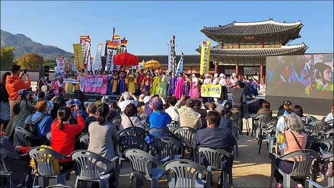 행사의 절정, 각 지역 아리랑전승자단체 회워들이 모두 무대에 올라 함께 '본조아리랑'을 부른다.