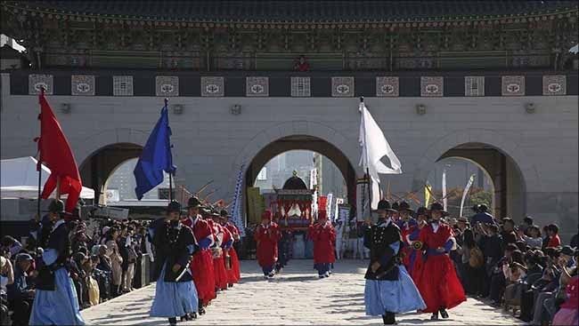 취타대를 앞세우고 고유품을 태운 채여와 함께 아리랑행렬이 광화문으로 입성한다