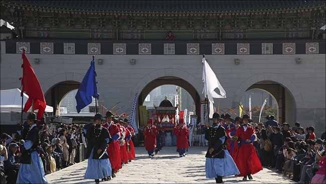 취타대를 앞세우고 고유품을 태운 채여와 함께 아리랑행렬리 광화문을 입성한다