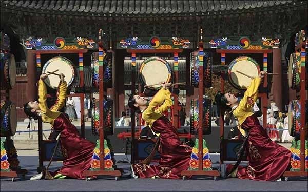 한국의집예술단의 ‘오고무’로 공연의 시작을 연다
