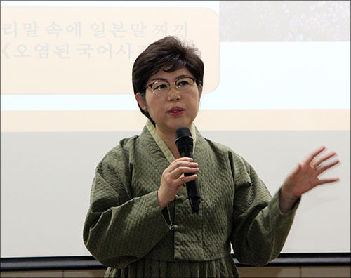 강의 중인 이윤옥 소장