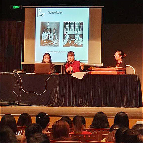 “한국 양금의 과거, 앞으로의 발전 방향”이란 주제로 강의 하는 윤은화 대표(가운데)