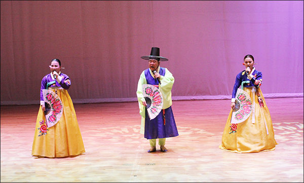 남도민요 '흥타령', '육자배기'를 부르는 김영소, 조삼례, 신정아