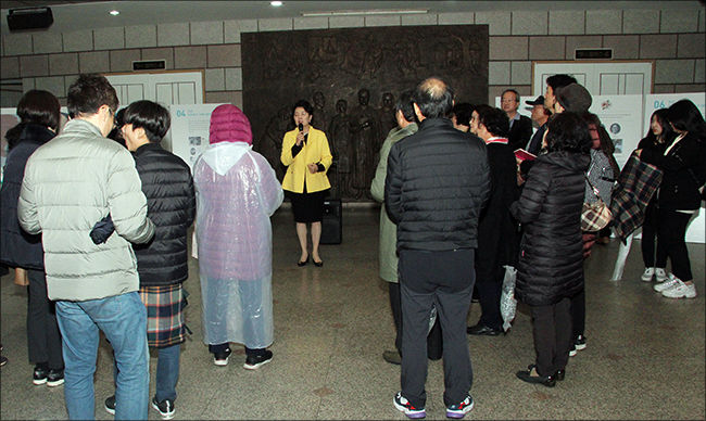 김마리아회관에서 역사기행 참가자들에게 김마리아 애국지사와 정신여고의 독립지사들에 대한 얘기를 하는 정신여고 최성이 교장 (가운데)