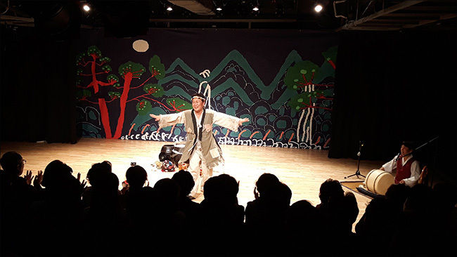 모노드라마 <품바> 한 장면