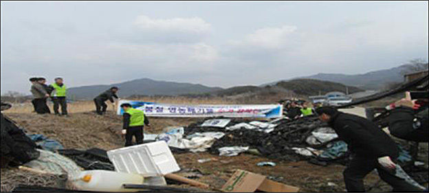 두메산간의 영농폐비닐 가두는 전경
