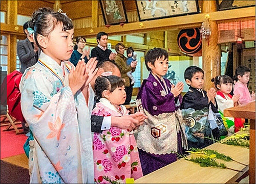 한 신사에서 시치고상(七五三) 의례를 하고 있는 어린이들