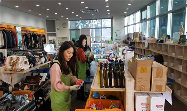 지난해 11월 30일 열린 ’아름다운 하루‘ 행사에서 한국환경공단 자원봉사 직원이 아름다운가게 분당 이매점에서 물품판매를 지원하고 있다.