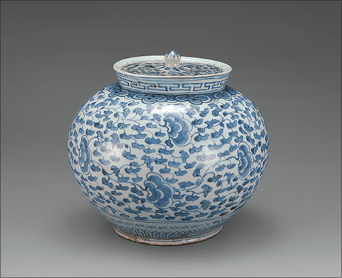 「운현」이 새겨진 백자 청화 넝쿨 무늬 항아리, 조선 19세기, 높이 19.4cm ⓒ국립중앙박물관