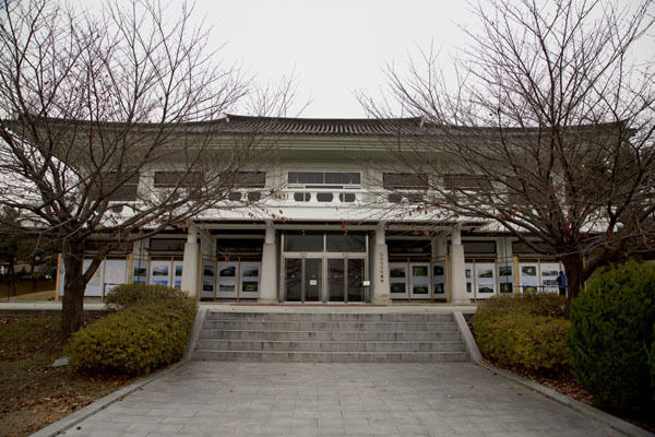 갑곶돈대 한쪽에 자리한 강화전쟁박물관 정면