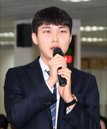 우승소감을 말하고 있는 박정환 9단