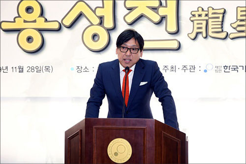 인사말을 하고 있는 구라모토 대표