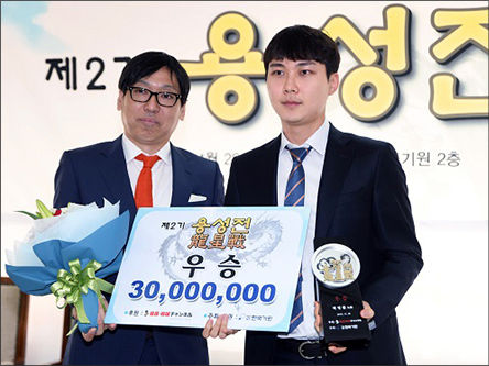 구라모토 대표(왼쪽)와 박정환 9단이 우승시상 기념촬영에 응하고 있다.