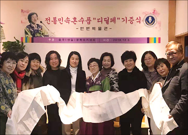 회원 모두가 “디딜페”를 들고 기뻐하고 있다.