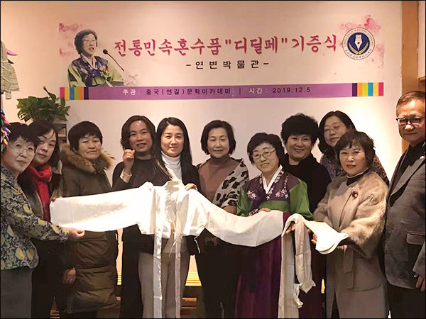 김영자 회원은 50여 년 전 혼인식 날 입었던 “첫날 옷”인 치마, 저고리와 버선까지 모두 연변박물관 연변민속체험센터에 기증했다.