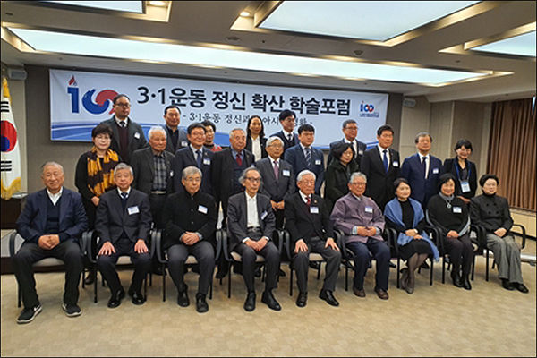 학술포럼에 참가한 오다가와 고 씨, 우치다 마사토시 씨, 와다 하루키 씨(왼쪽에서 두번째 부터)