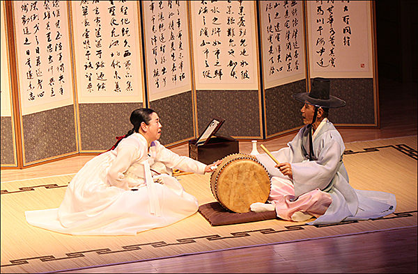 고향임 명창이 고수의 추임새에 답을 한다.